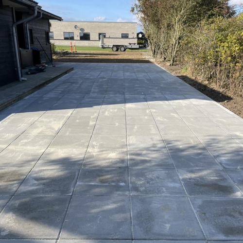 Udendørs terrasse med grå fliser som belægning