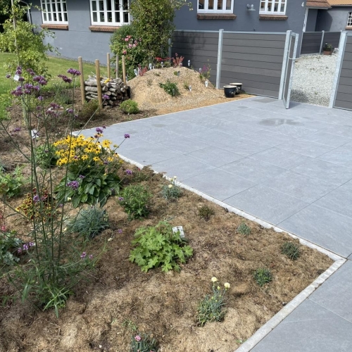 Ny belægning til ny terrasse med afsluttende kant