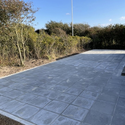 Belægning af ny terrasse ved sommerhus