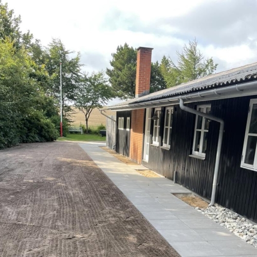 Belægning af ny terrasse ved sommerhus