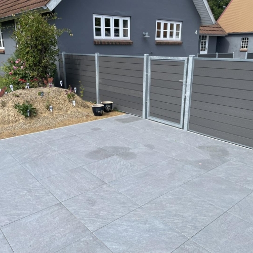 Ny belægning til ny terrasse med afsluttende kant