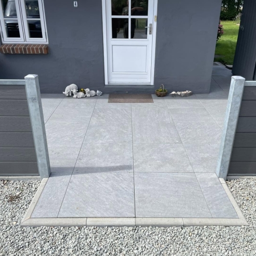 Ny belægning til ny terrasse med afsluttende kant