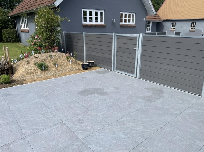 Ny belægning til ny terrasse med afsluttende kant