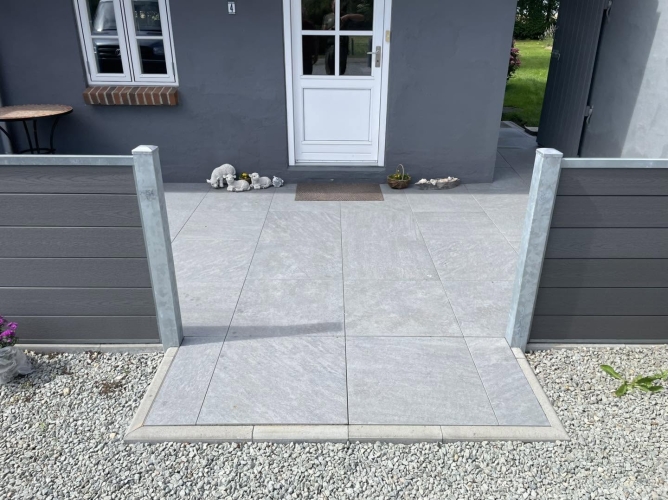 Ny belægning til ny terrasse med afsluttende kant