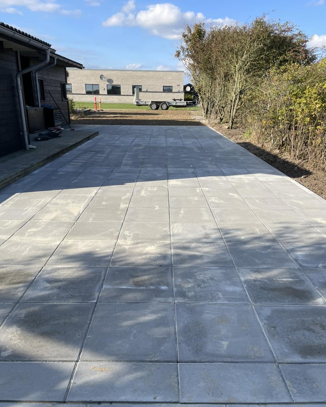Udendørs terrasse med grå fliser som belægning