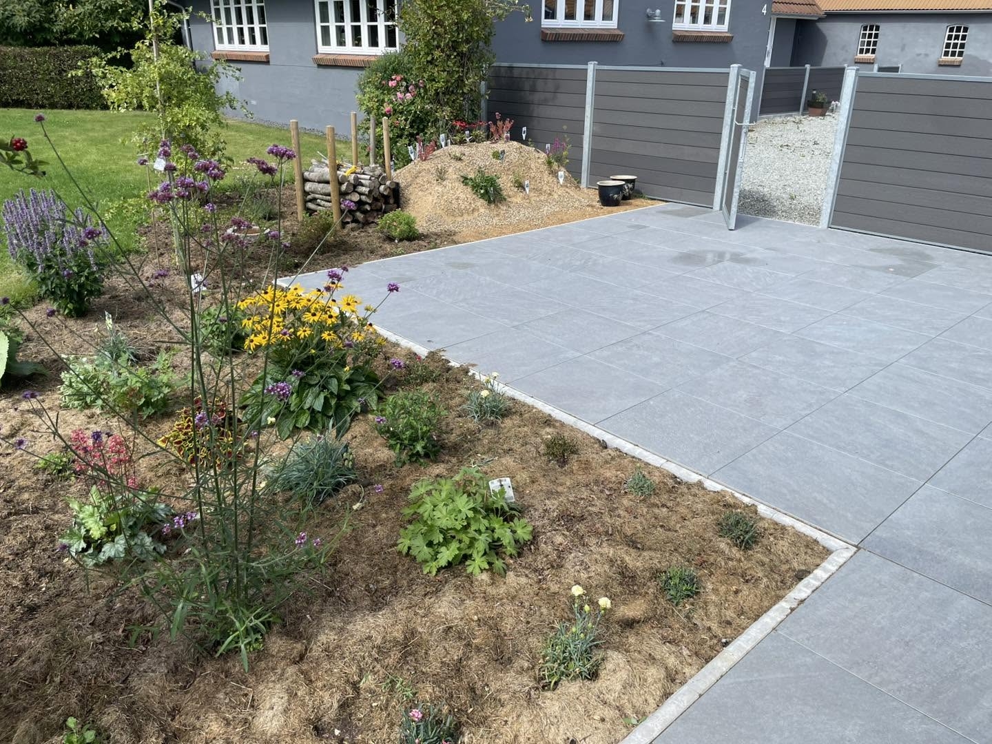 Ny belægning til ny terrasse med afsluttende kant