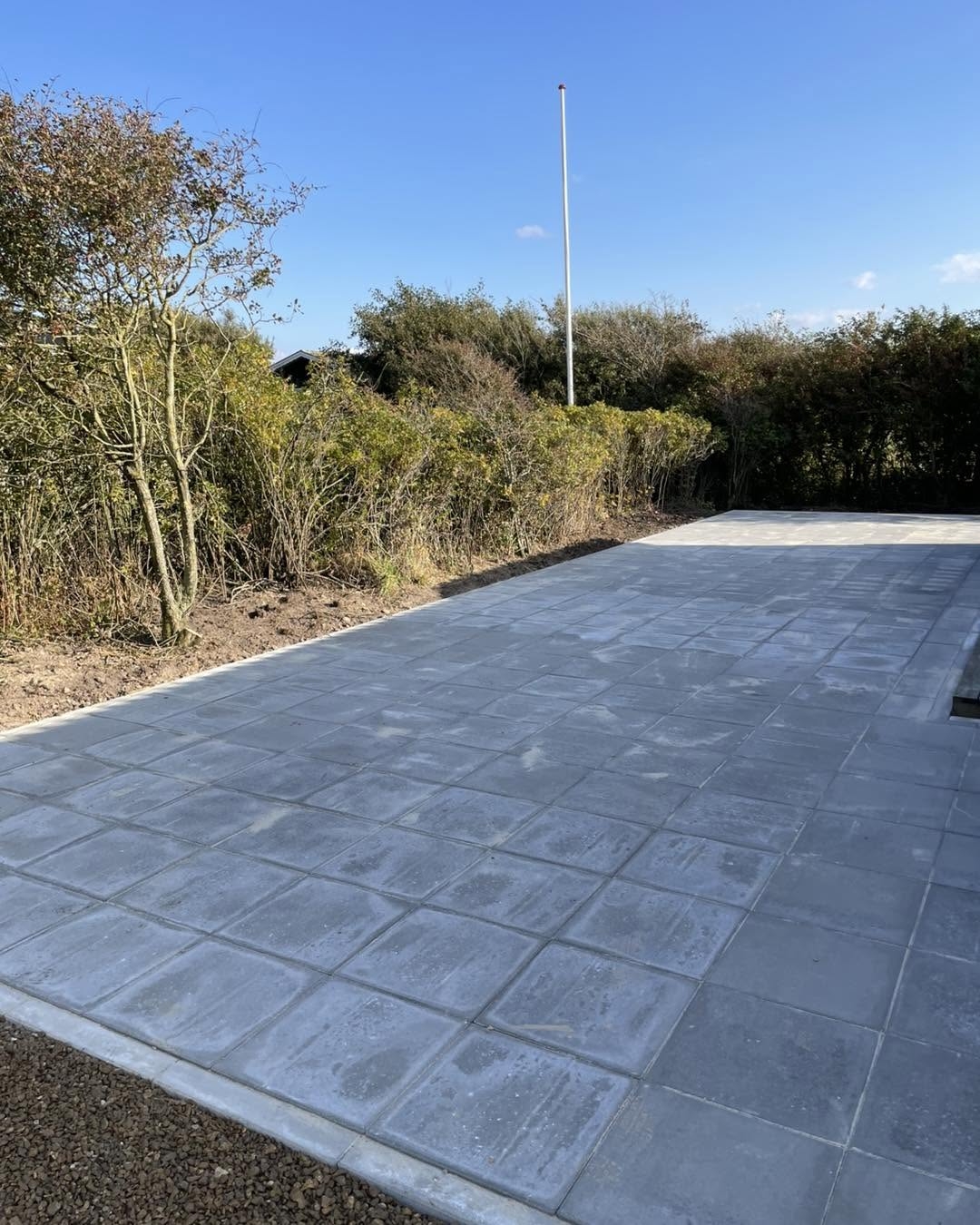 Belægning af ny terrasse ved sommerhus