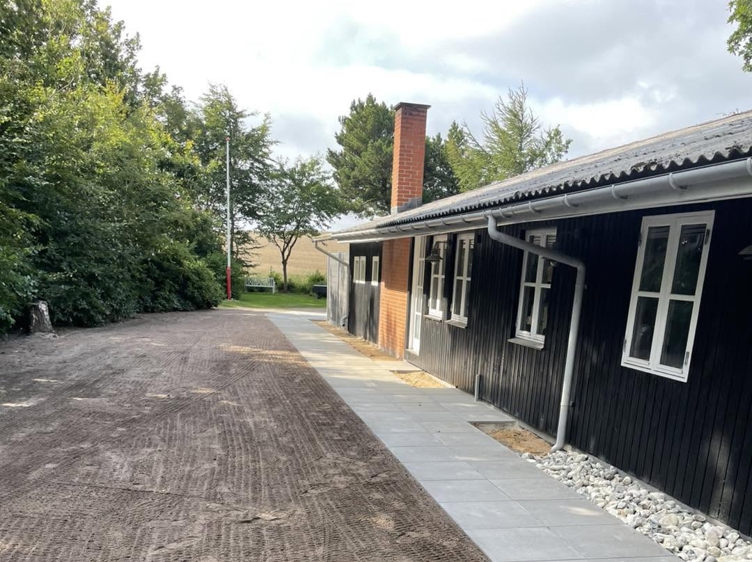 Belægning af ny terrasse ved sommerhus