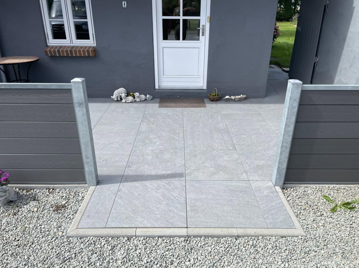 Ny belægning til ny terrasse med afsluttende kant